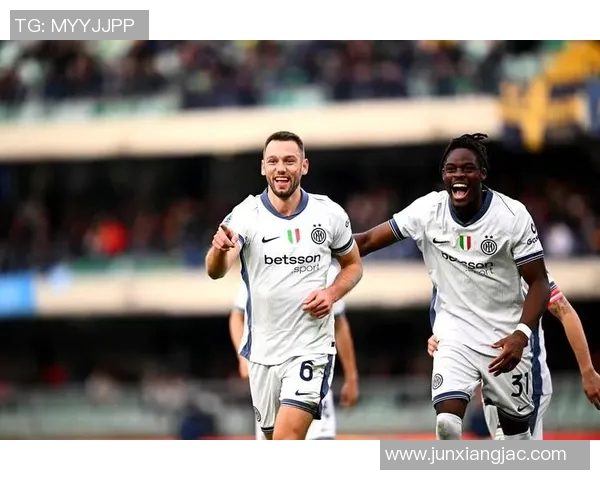 米兰12轮不败1-0拉齐奥登顶意甲：红黑军团王者归来，新时代的曙光！